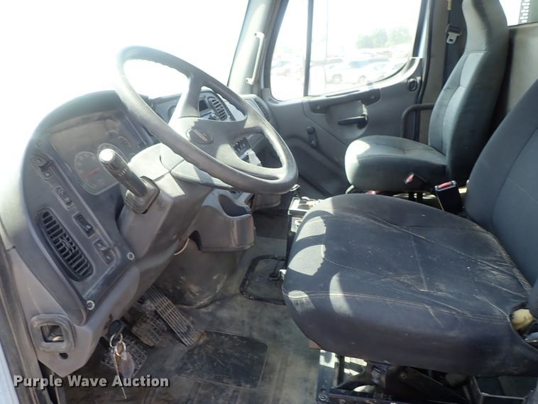 image for item DG2239 2006 Freightliner Business Class M2  semi truck