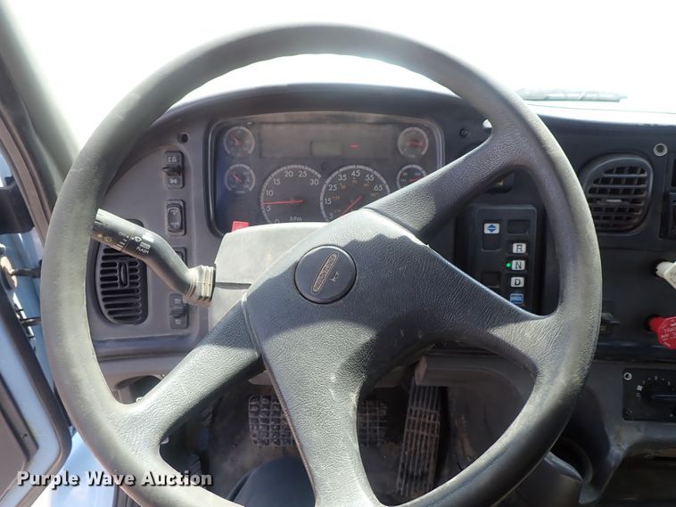 image for item DG2239 2006 Freightliner Business Class M2  semi truck