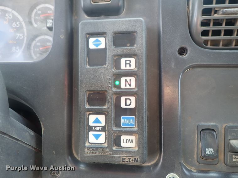 image for item DG2239 2006 Freightliner Business Class M2  semi truck