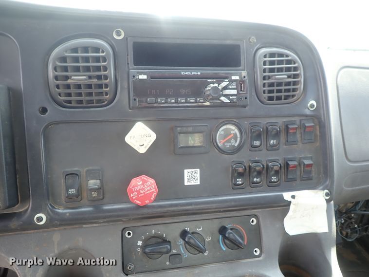 image for item DG2239 2006 Freightliner Business Class M2  semi truck