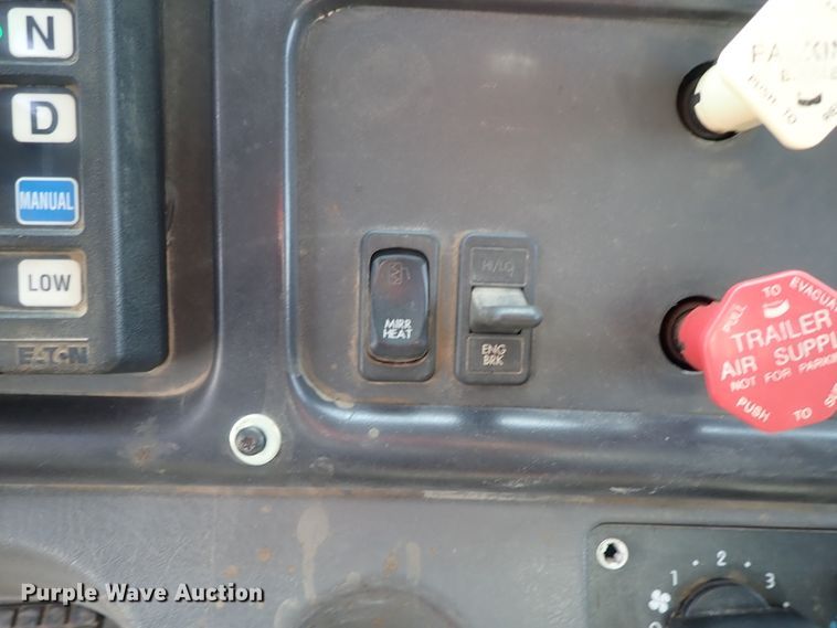 image for item DG2239 2006 Freightliner Business Class M2  semi truck