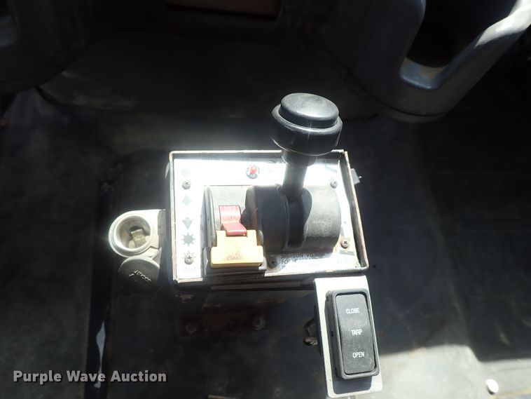 image for item DG2239 2006 Freightliner Business Class M2  semi truck