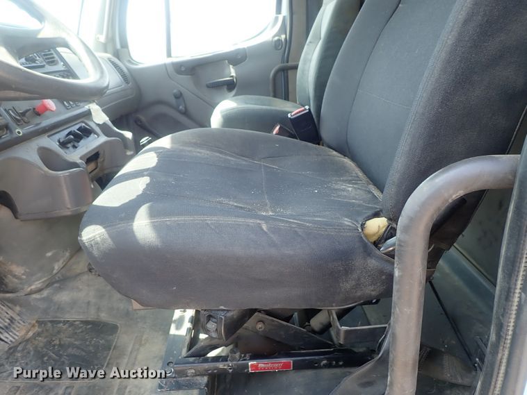 image for item DG2239 2006 Freightliner Business Class M2  semi truck