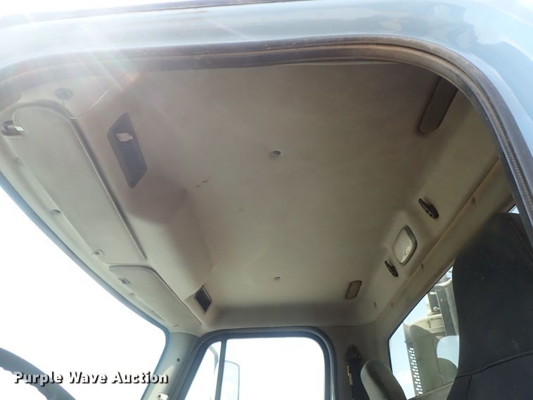 image for item DG2239 2006 Freightliner Business Class M2  semi truck