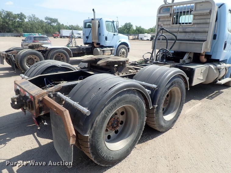 image for item DG2239 2006 Freightliner Business Class M2  semi truck