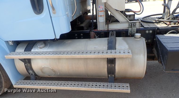 image for item DG2239 2006 Freightliner Business Class M2  semi truck