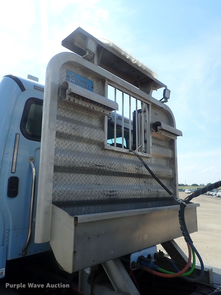 image for item DG2239 2006 Freightliner Business Class M2  semi truck