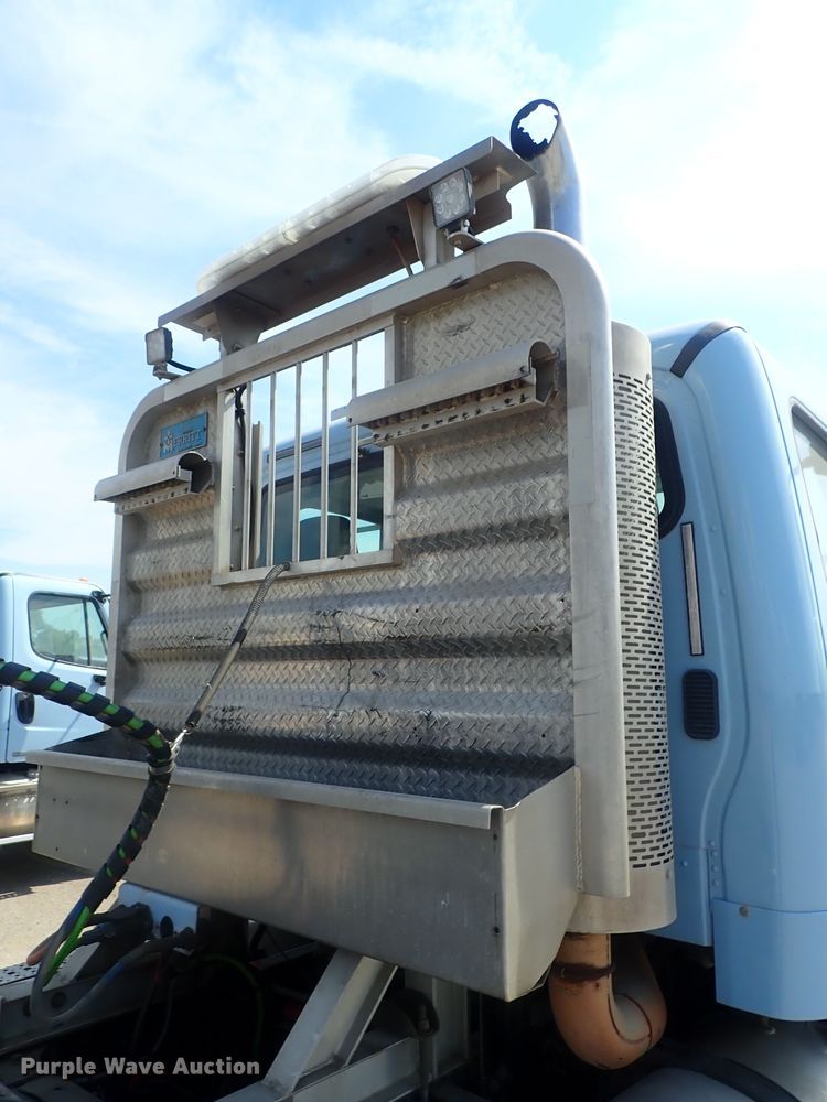 image for item DG2239 2006 Freightliner Business Class M2  semi truck