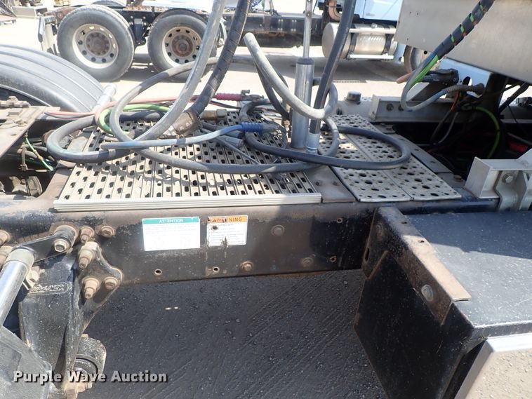 image for item DG2239 2006 Freightliner Business Class M2  semi truck