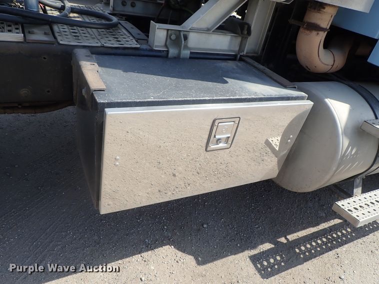 image for item DG2239 2006 Freightliner Business Class M2  semi truck