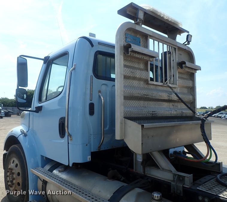 image for item DG2239 2006 Freightliner Business Class M2  semi truck