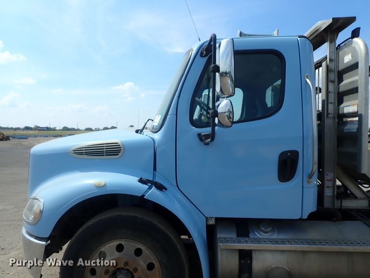 image for item DG2239 2006 Freightliner Business Class M2  semi truck