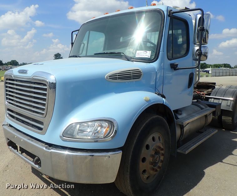 image for item DG2239 2006 Freightliner Business Class M2  semi truck