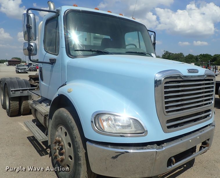 image for item DG2239 2006 Freightliner Business Class M2  semi truck