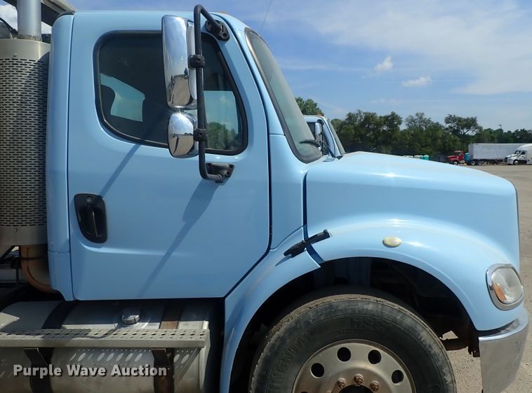 image for item DG2239 2006 Freightliner Business Class M2  semi truck