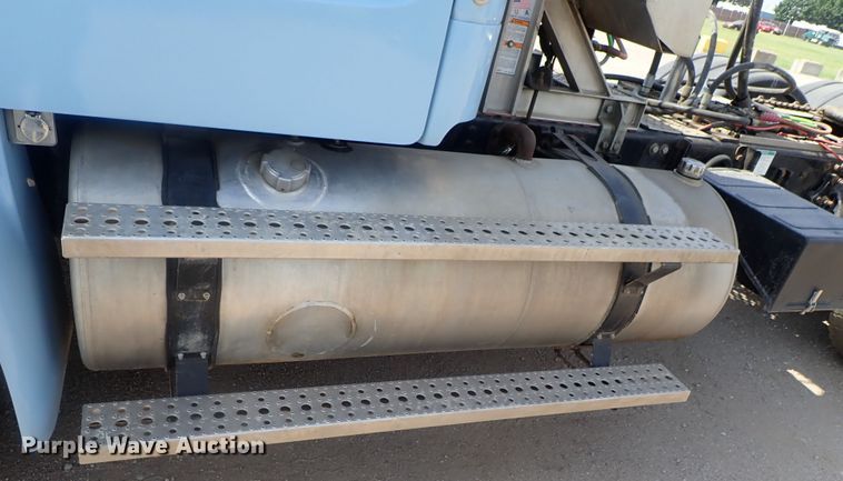 image for item DG2239 2006 Freightliner Business Class M2  semi truck