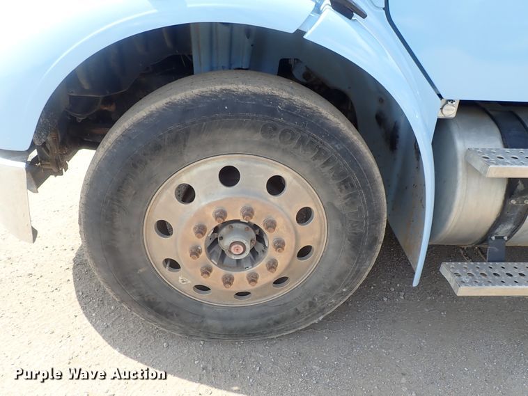 image for item DG2239 2006 Freightliner Business Class M2  semi truck