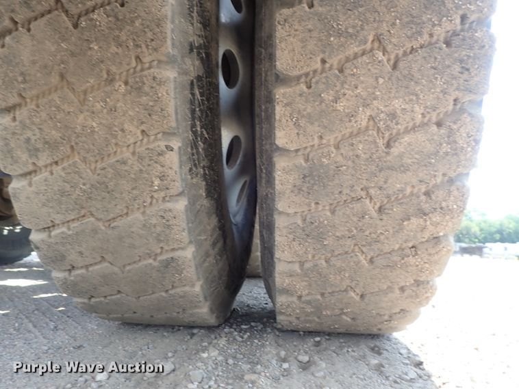 image for item DG2239 2006 Freightliner Business Class M2  semi truck