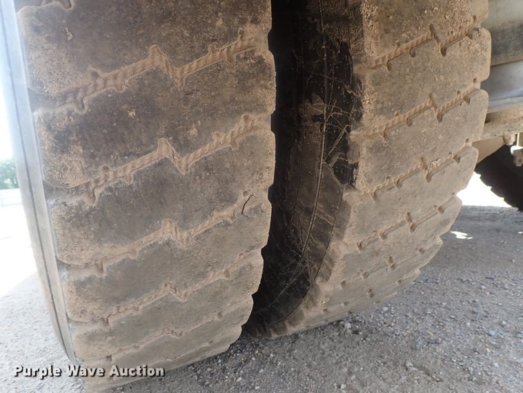 image for item DG2239 2006 Freightliner Business Class M2  semi truck