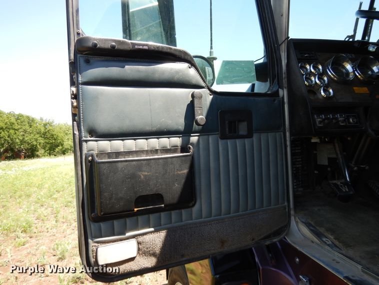 image for item DG7812 1997 Kenworth T600  semi truck