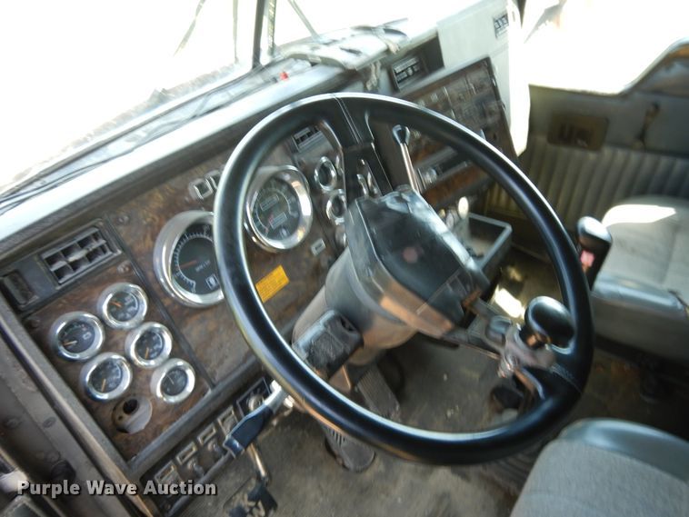 image for item DG7812 1997 Kenworth T600  semi truck