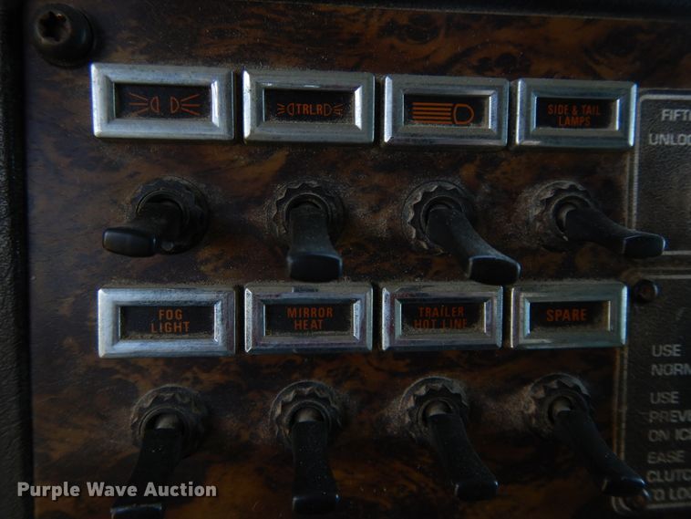 image for item DG7812 1997 Kenworth T600  semi truck