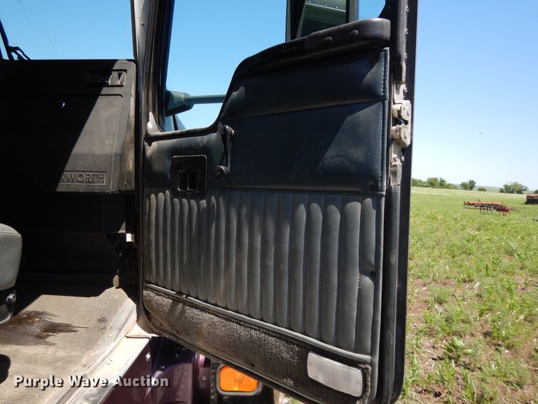 image for item DG7812 1997 Kenworth T600  semi truck