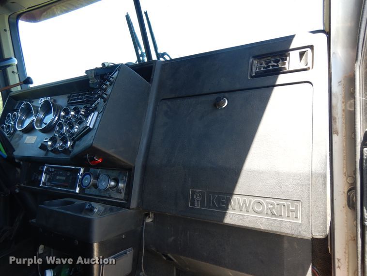 image for item DG7812 1997 Kenworth T600  semi truck