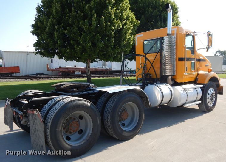 image for item DG7822 2006 Kenworth T800  semi truck