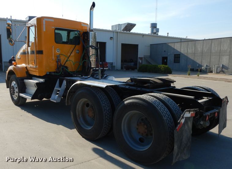 image for item DG7822 2006 Kenworth T800  semi truck