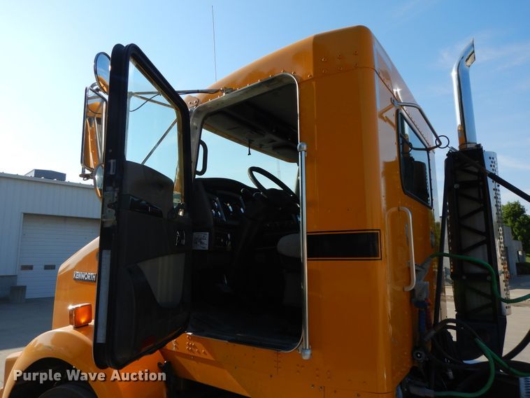 image for item DG7822 2006 Kenworth T800  semi truck