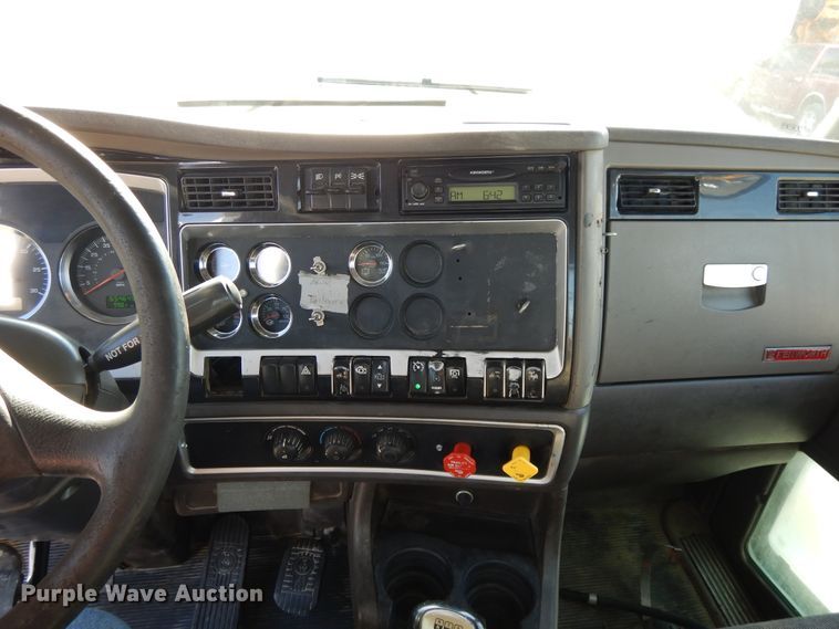 image for item DG7822 2006 Kenworth T800  semi truck