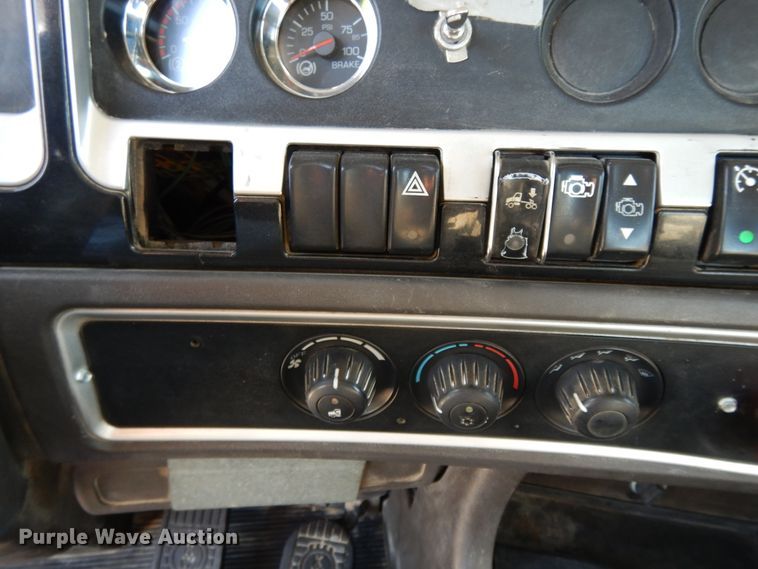 image for item DG7822 2006 Kenworth T800  semi truck