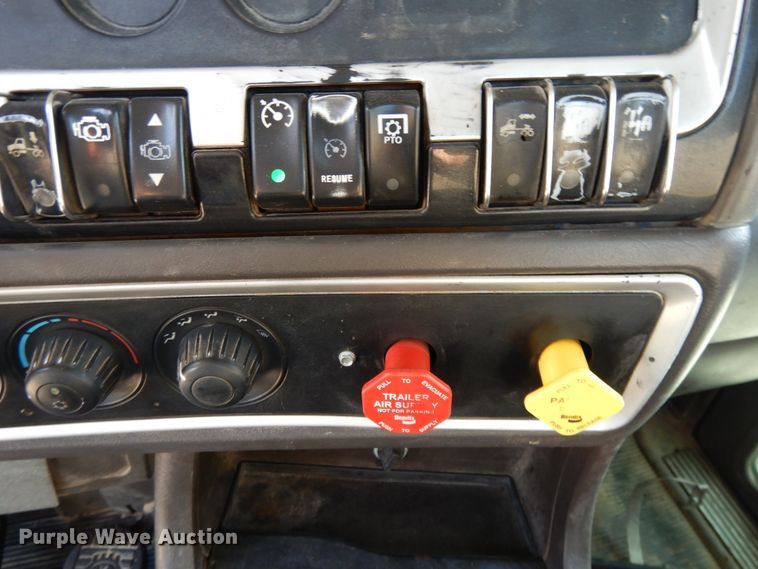 image for item DG7822 2006 Kenworth T800  semi truck