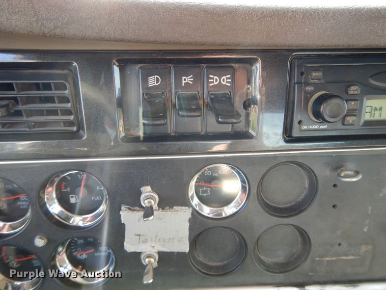 image for item DG7822 2006 Kenworth T800  semi truck