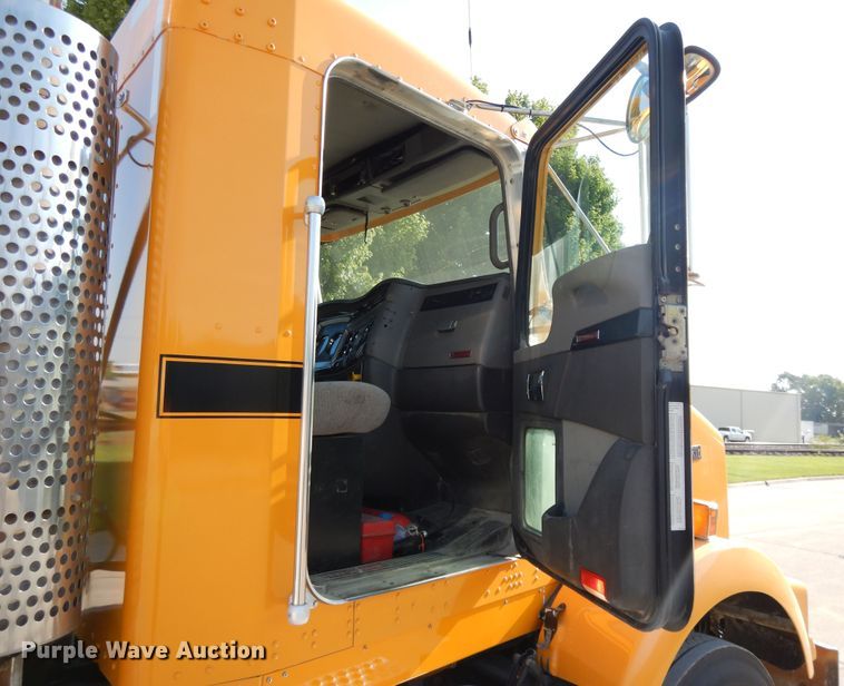image for item DG7822 2006 Kenworth T800  semi truck