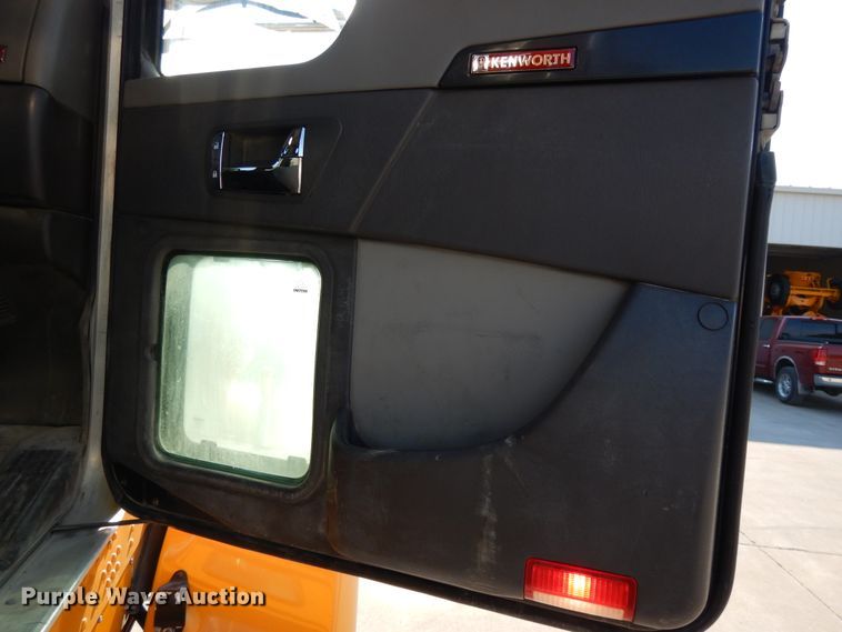 image for item DG7822 2006 Kenworth T800  semi truck