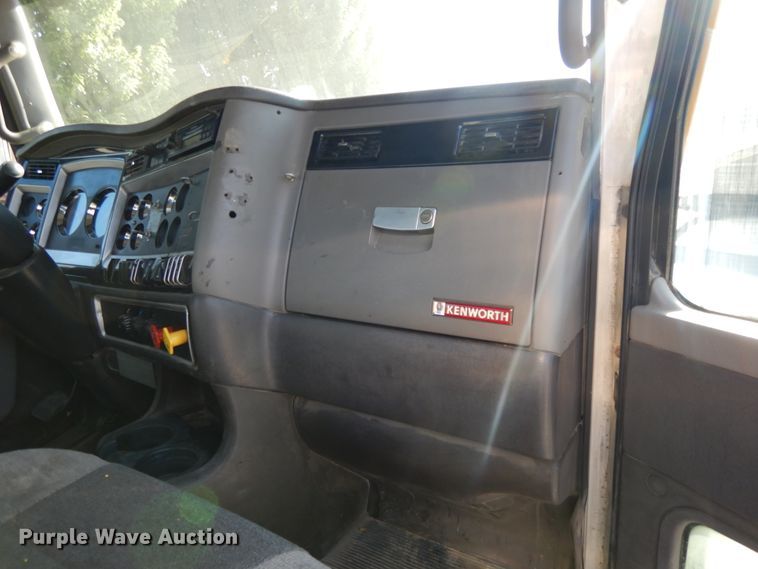 image for item DG7822 2006 Kenworth T800  semi truck