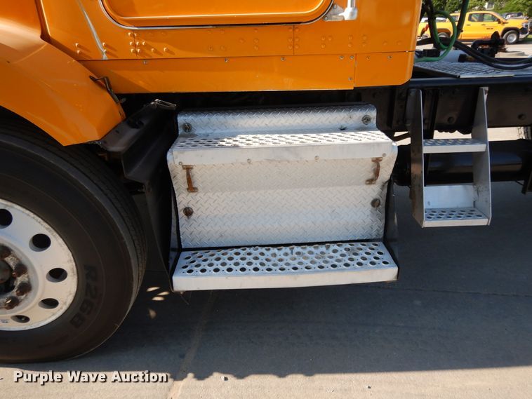 image for item DG7822 2006 Kenworth T800  semi truck