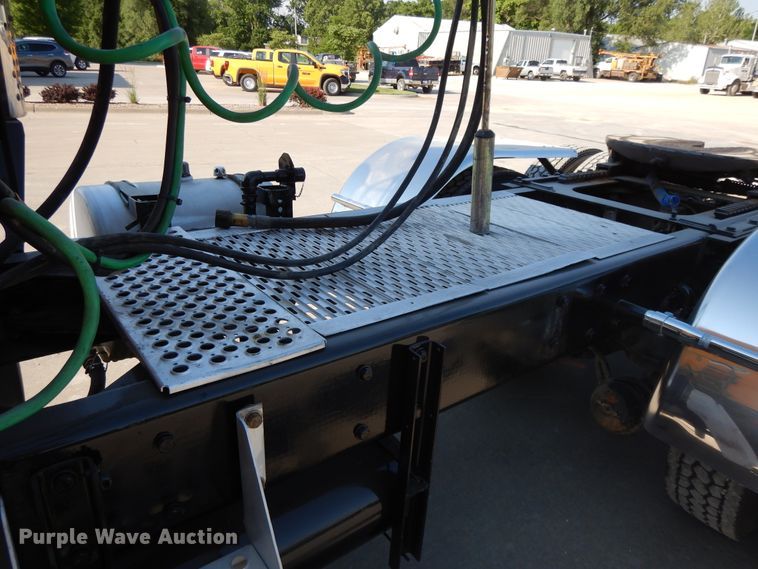 image for item DG7822 2006 Kenworth T800  semi truck