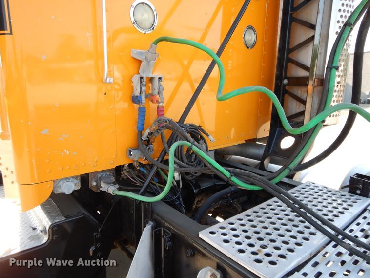 image for item DG7822 2006 Kenworth T800  semi truck