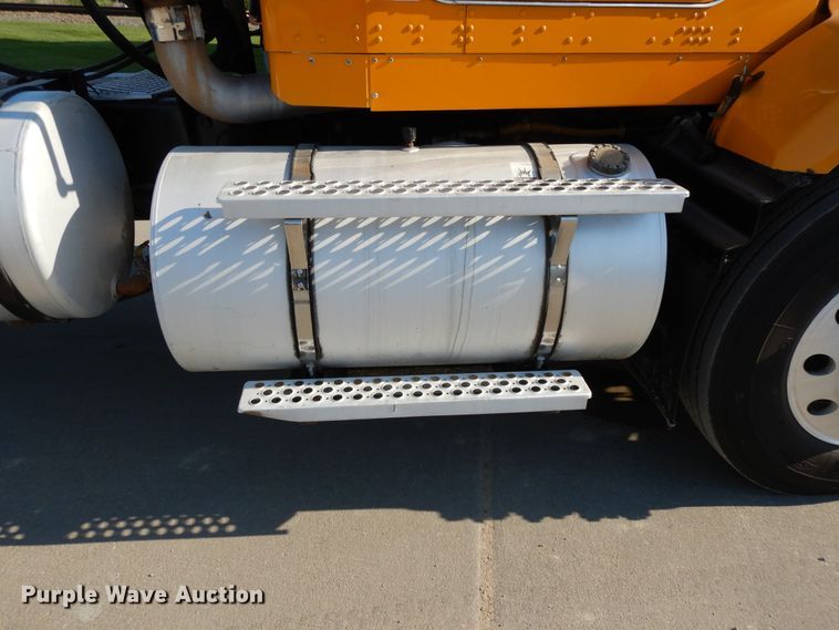 image for item DG7822 2006 Kenworth T800  semi truck