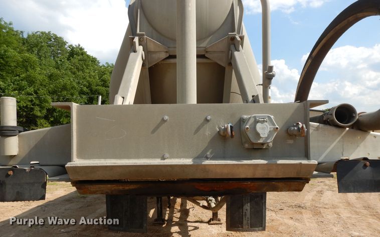 image for item DG7830 1997 Heil pneumatic dry bulk trailer