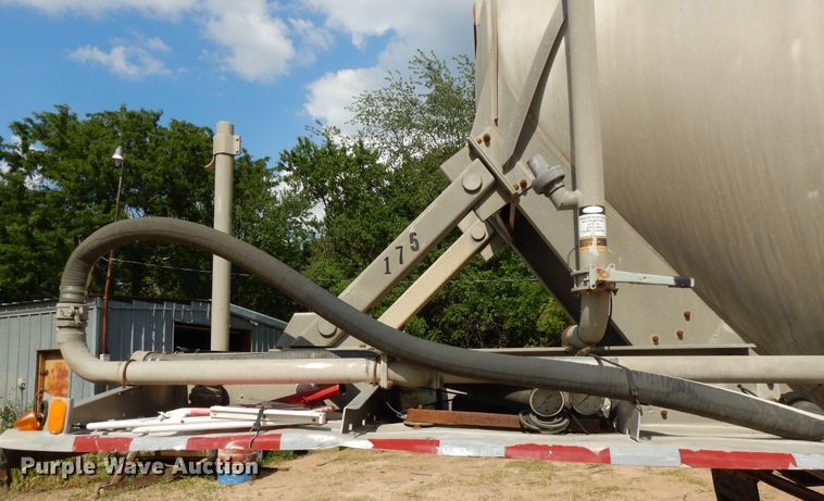 image for item DG7830 1997 Heil pneumatic dry bulk trailer