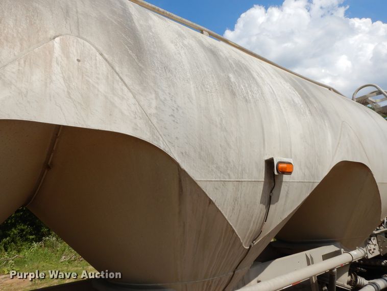 image for item DG7830 1997 Heil pneumatic dry bulk trailer