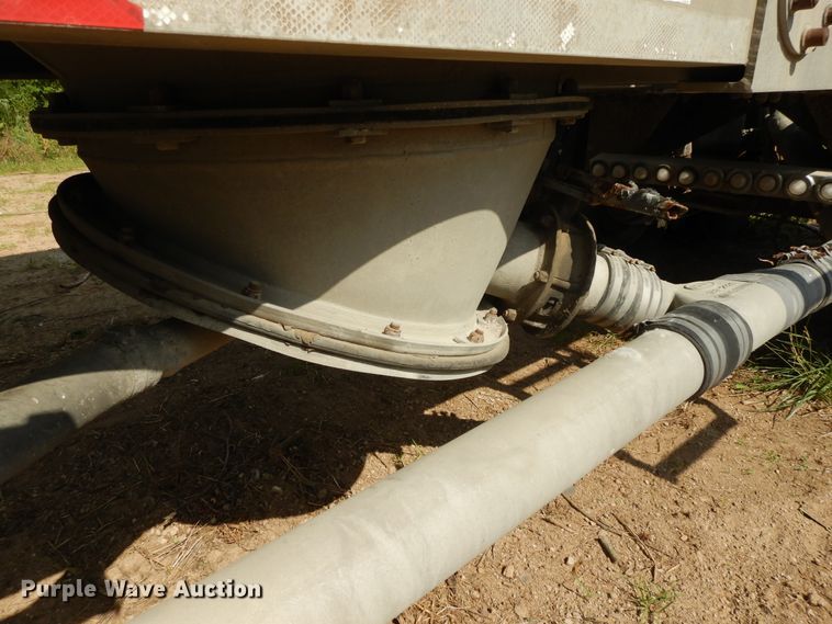 image for item DG7830 1997 Heil pneumatic dry bulk trailer