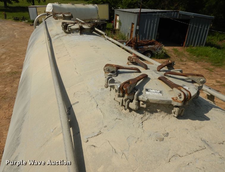 image for item DG7830 1997 Heil pneumatic dry bulk trailer