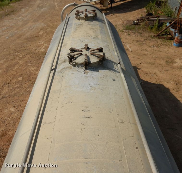 image for item DG7830 1997 Heil pneumatic dry bulk trailer