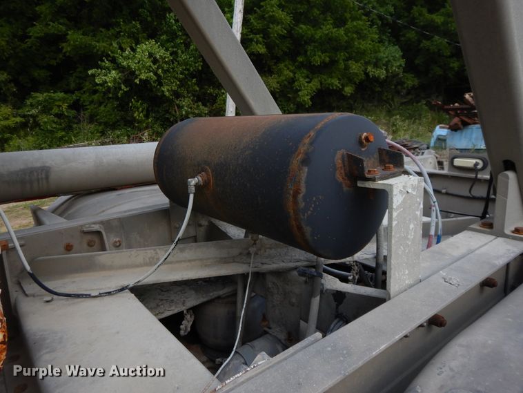 image for item DG7830 1997 Heil pneumatic dry bulk trailer