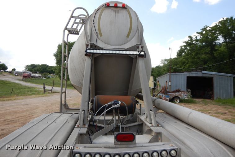 image for item DG7830 1997 Heil pneumatic dry bulk trailer